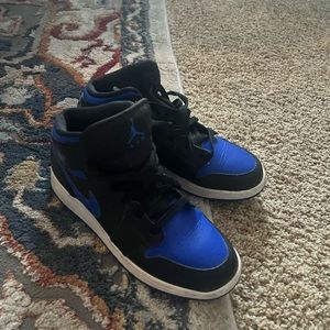 Jordan 1 Mid blue and black 
Boys 7y (Fits woman’s 8.5-9)